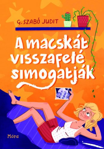 A macskát visszafelé simogatják